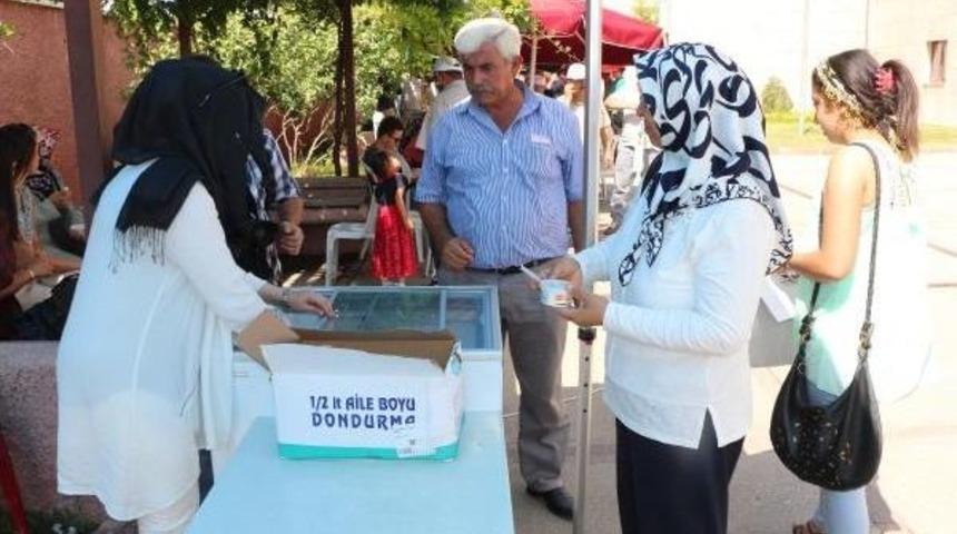 Kahramanmaraş'a Gelen &Uuml;niversite &Ouml;ğrencilerine Dondurmalı Karşılama