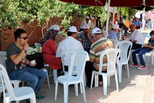 Kahramanmaraş'a Gelen Üniversite Öğrencilerine Dondurmalı Karşılama