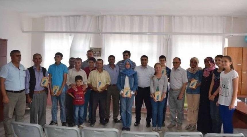 Başarılı &Ouml;ğrenciler Tablet Bilgisayar İle &Ouml;d&uuml;llendirildi
