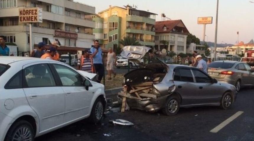 Edremit&rsquo;te Zincirleme Kaza: 5 Yaralı