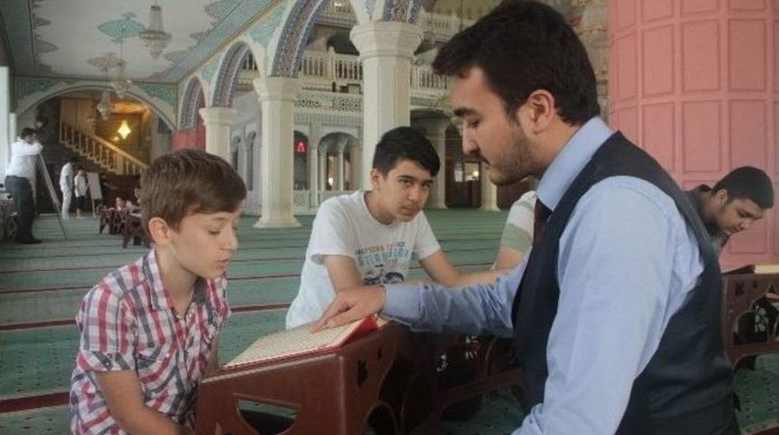 Şirinevler Ulu Camii&rsquo;nde Y&uuml;zlerce &Ouml;ğrenci Kur&rsquo;an &Ouml;ğreniyor