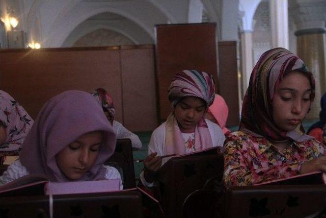 Şirinevler Ulu Camii’nde Yüzlerce Öğrenci Kur’an Öğreniyor 1