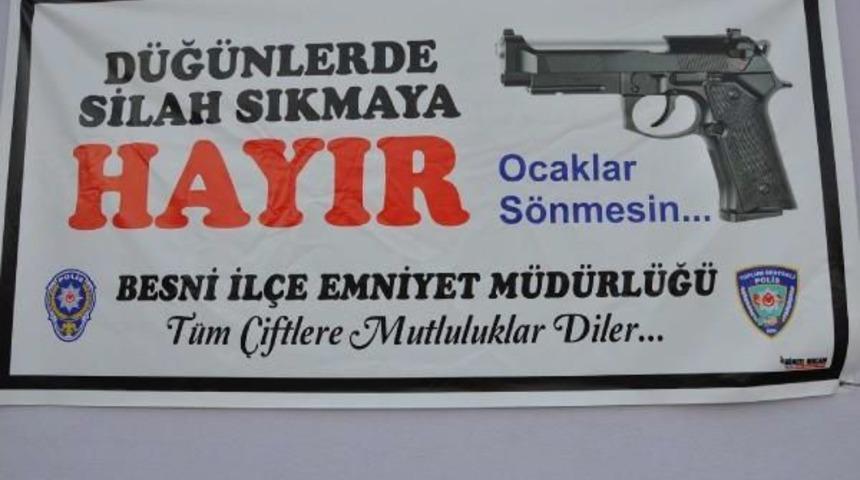Besni'de Polisten Silaha Karşı Pankart Ve Afişli Uyarı
