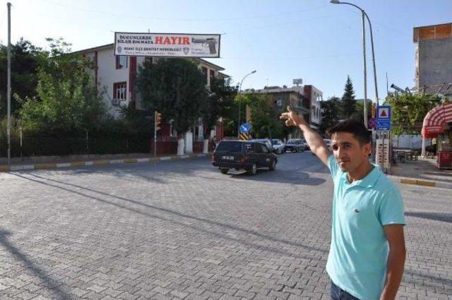Besni de Polisten Silaha Karşı Pankart Ve Afişli Uyarı 1
