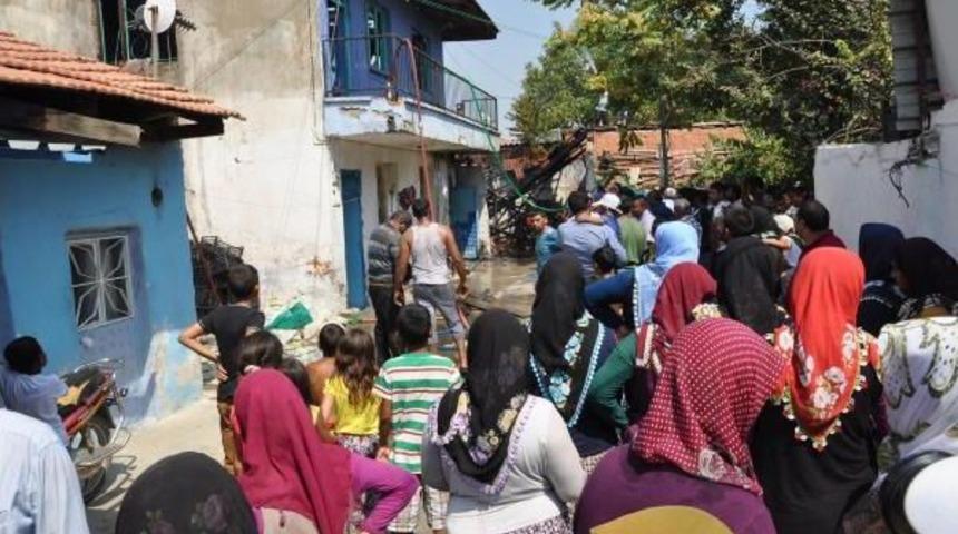 İki Katlı Ahşap Ev Ve &Ouml;n&uuml;ndeki Trakt&ouml;r Yandı