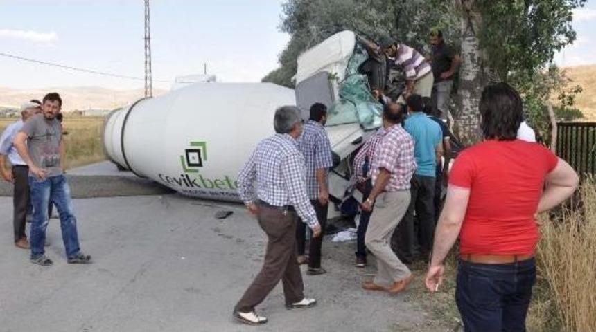 Beton Mikseri Ağaca &Ccedil;arptı, Sıkışan S&uuml;r&uuml;c&uuml; G&uuml;&ccedil;l&uuml;kle &Ccedil;ıkarıldı