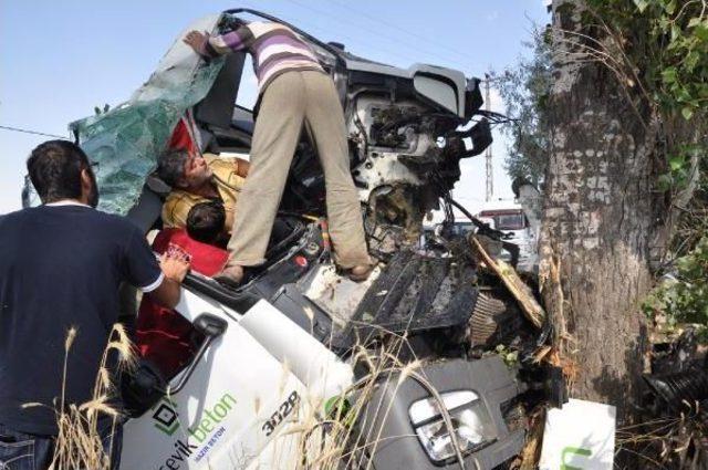 Beton Mikseri Ağaca &Ccedil;arptı, Sıkışan S&uuml;r&uuml;c&uuml; G&uuml;&ccedil;l&uuml;kle &Ccedil;ıkarıldı 2