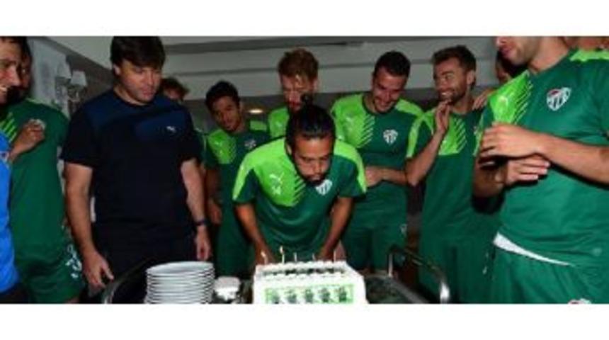 Bursaspor&rsquo;Da Jorquera&rsquo;Ya Doğum G&uuml;n&uuml; S&uuml;rprizi
