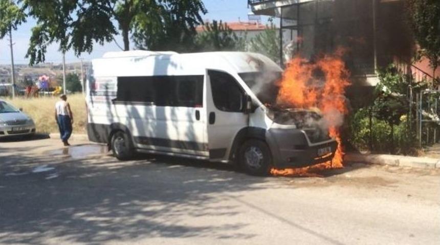 Uşak&rsquo;ta Park Halindeki Minib&uuml;s Yandı