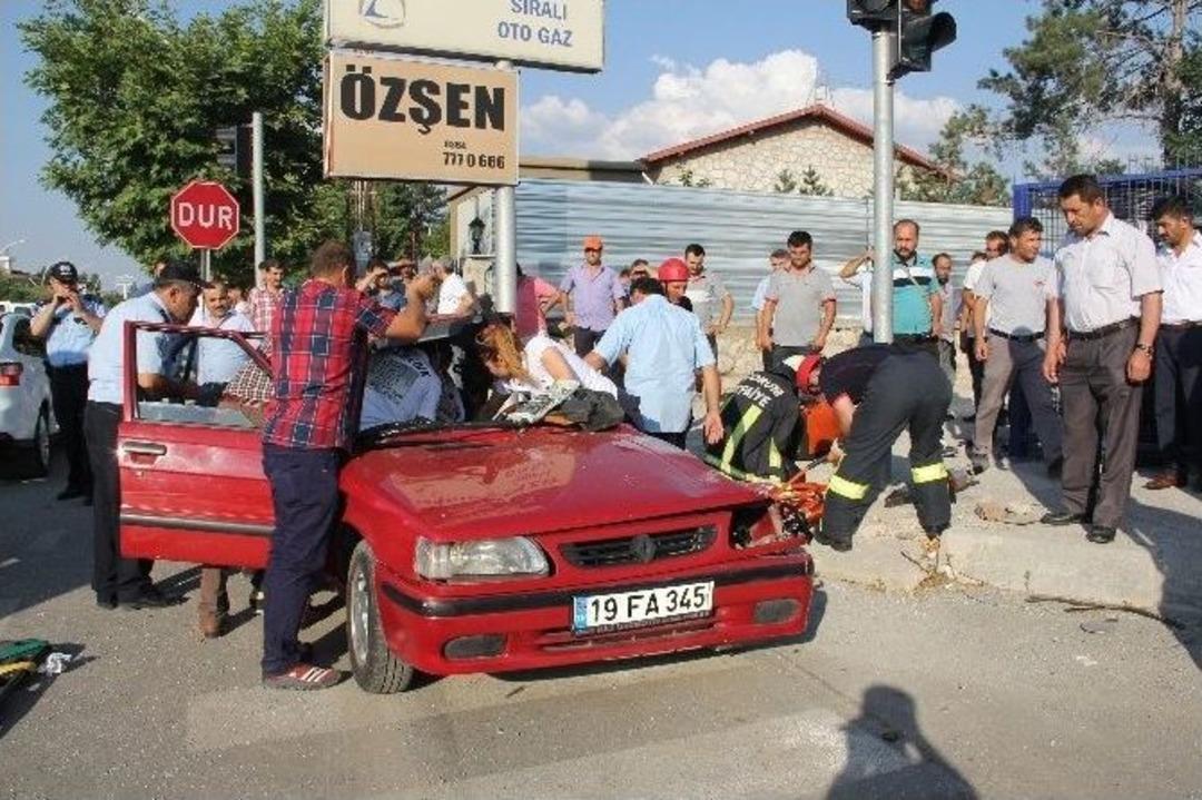 Otomobil Kamyona &Ccedil;arptı: 1 &Ouml;l&uuml;, 1 Yaralı