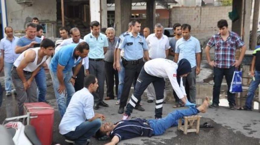 Otomobilin &Ccedil;arptığı Kasksız Motosikletli Yaralandı