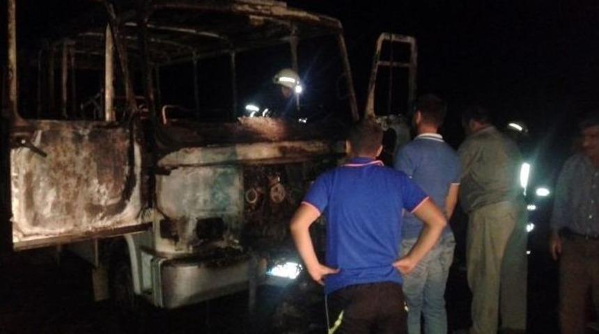 (&ouml;zel Haber) Seyir Halindeki Minib&uuml;s Alev Alev Yandı