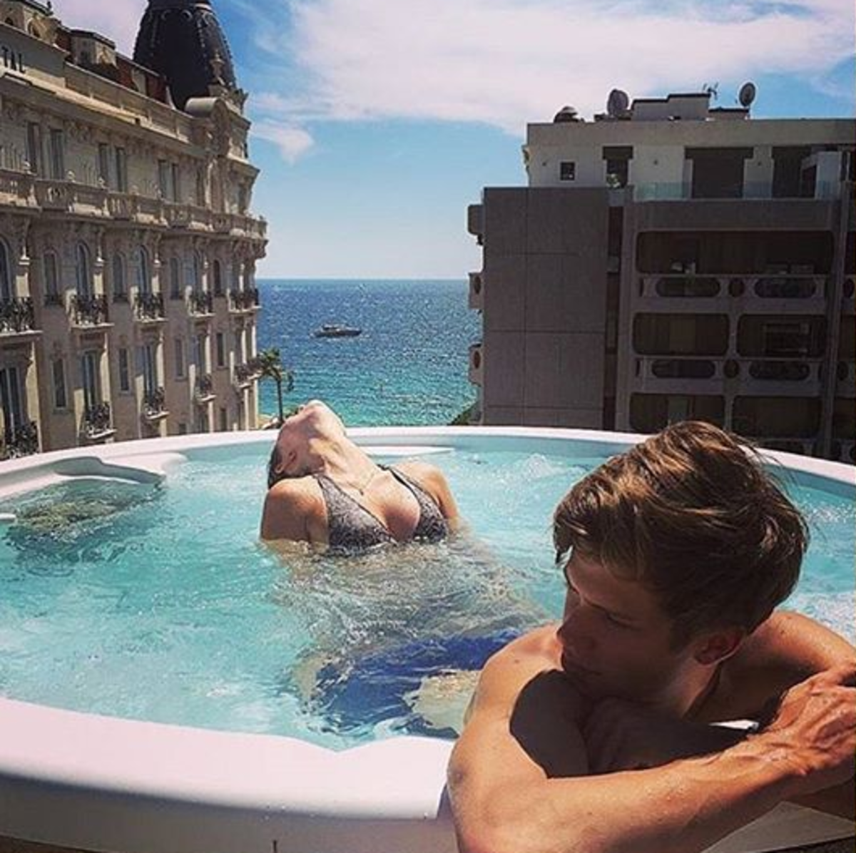 Sosyal medyanın zengin &ccedil;ocuklarından g&ouml;steriş! Paralarını harcayacak yer bulamıyorlar