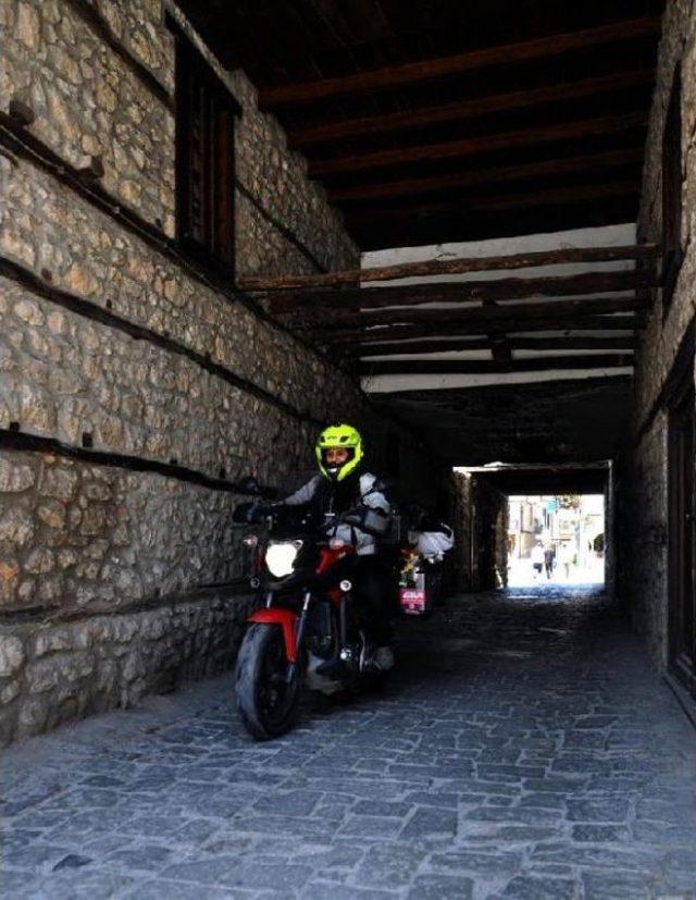 Kadına Karşı Şiddete Dikkat Çekmek Için Motosikletiyle 10 Ülkeyi Dolaştı