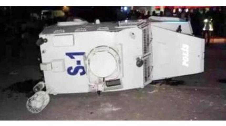 Diyarbakır&rsquo;da Zırhlı Polis Aracı Devrildi