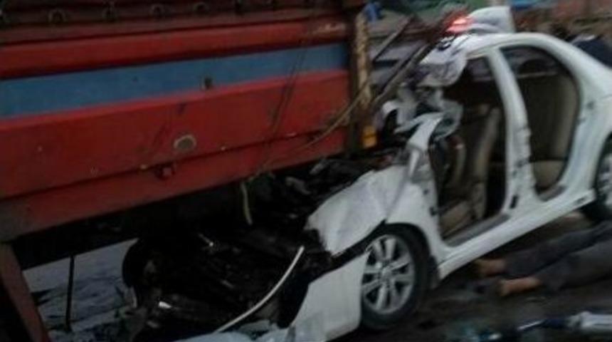 Otomobil Kamyona &Ccedil;arptı: 3 &Ouml;l&uuml;, 3 Yaralı