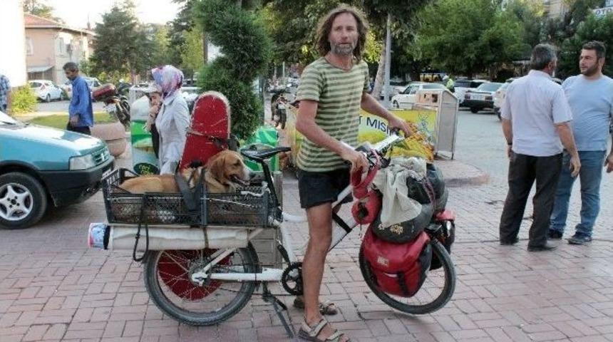 Turistin Atı &Ouml;ld&uuml;, Yola Bisikletle Devam Etti