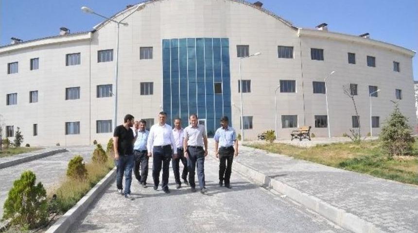 İl Sağlık M&uuml;d&uuml;r Vekili Uzman Dr. Ekinci, &Ouml;zalp&rsquo;a 75 Yataklı Yeni Devlet Hastanesi&rsquo;nde İnceleme Yaptı