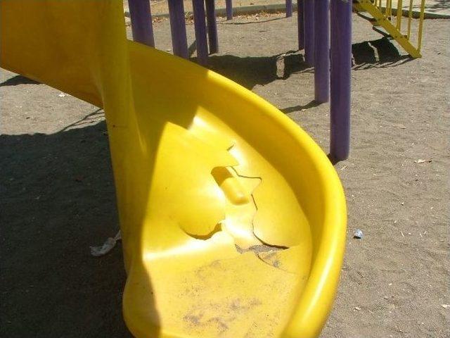 Sahipsiz Kalan Parklara Vatandaşlar Tepki G&ouml;sterdi 1