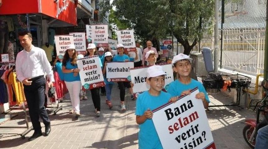 &Ouml;ğrenciler Selam Vererek Y&uuml;r&uuml;d&uuml;