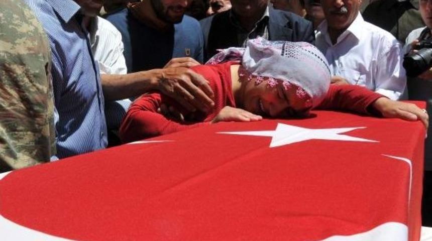 Şehit Abdulhalit Araz Van'da G&ouml;zyaşlarıyla Toprağa Verildi