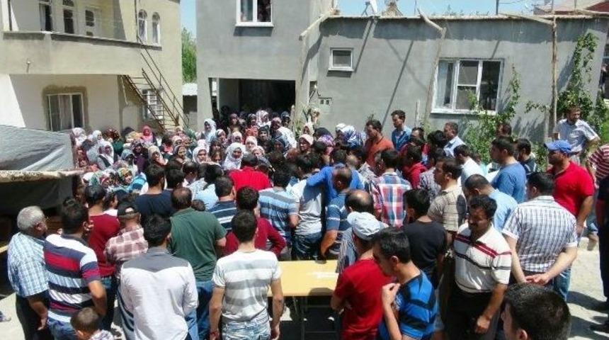 Kahramanmaraş&rsquo;ta Maganda Kurşunu Kurbanı Minik Efsanur Toprağa Verildi