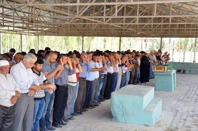 Kahramanmaraş&rsquo;ta Maganda Kurşunu Kurbanı Minik Efsanur Toprağa Verildi 1