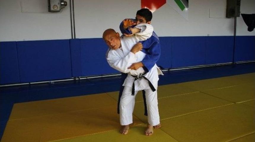 Parasızlıktan D&uuml;nya Kupasına Gidemiyor