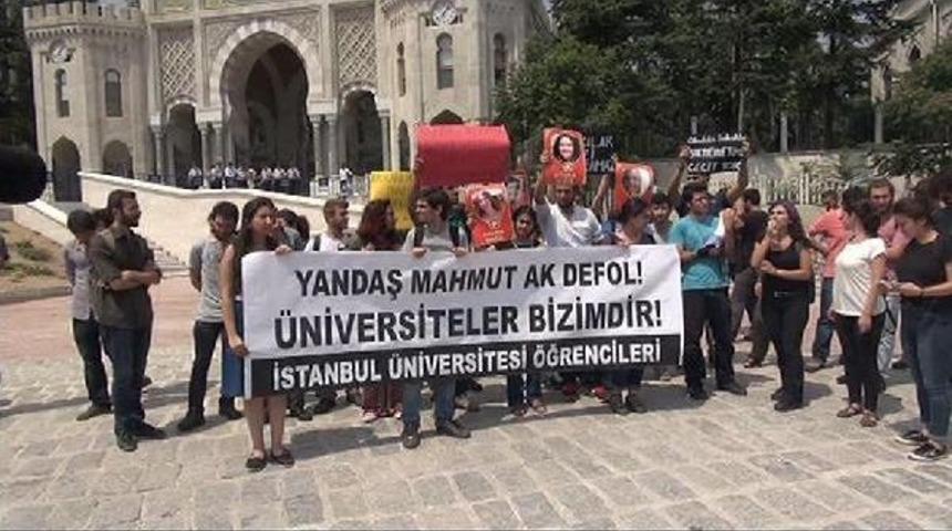 İstanbul &Uuml;niversitesi &Ouml;n&uuml;nde "rekt&ouml;r" Protestosu