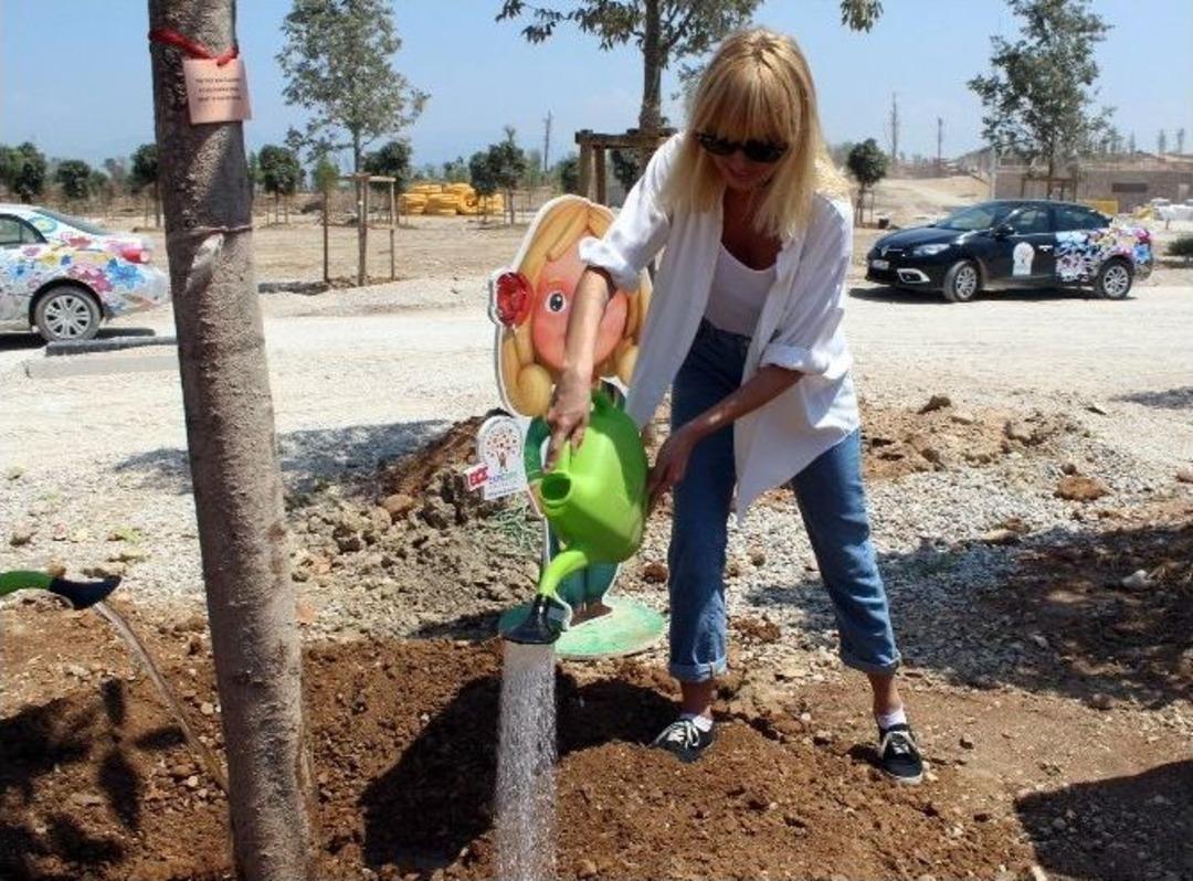 D&uuml;nyaca &Uuml;nl&uuml; Yıldız, Expo&rsquo;ya Manolya Dikti