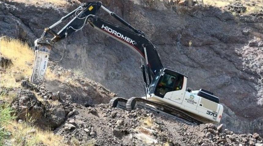 Arguvan&rsquo;ın Yol Sorunlarını B&uuml;y&uuml;kşehir Belediyesi &Ccedil;&ouml;z&uuml;yor