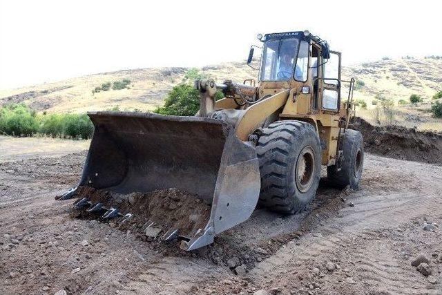 Arguvan&rsquo;ın Yol Sorunlarını B&uuml;y&uuml;kşehir Belediyesi &Ccedil;&ouml;z&uuml;yor 1