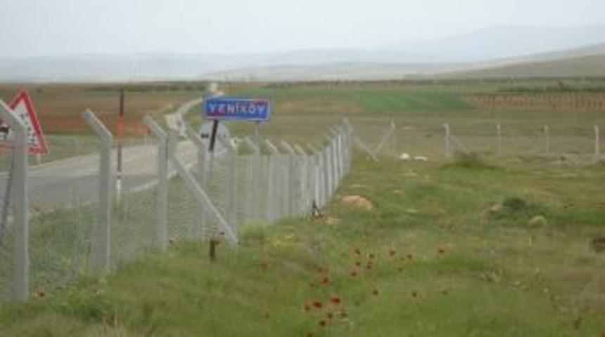 İl&ccedil;e Mezarlıklarının Etrafı Kafes Tel İle Kapatılıyor