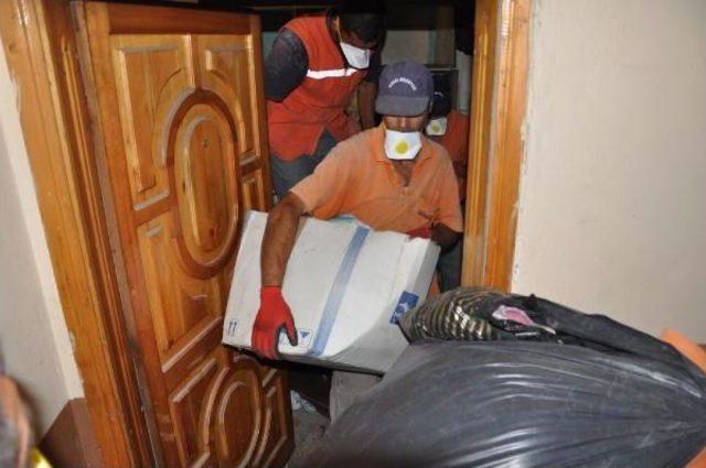 53 Yaşındaki Kadının Evinden 10 Kamyonet &Ccedil;&ouml;p &Ccedil;ıktı 2