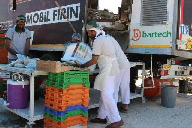 Mobil Fırın Reyhanlı&rsquo;da Ekmek &Uuml;retmeye Başladı 1