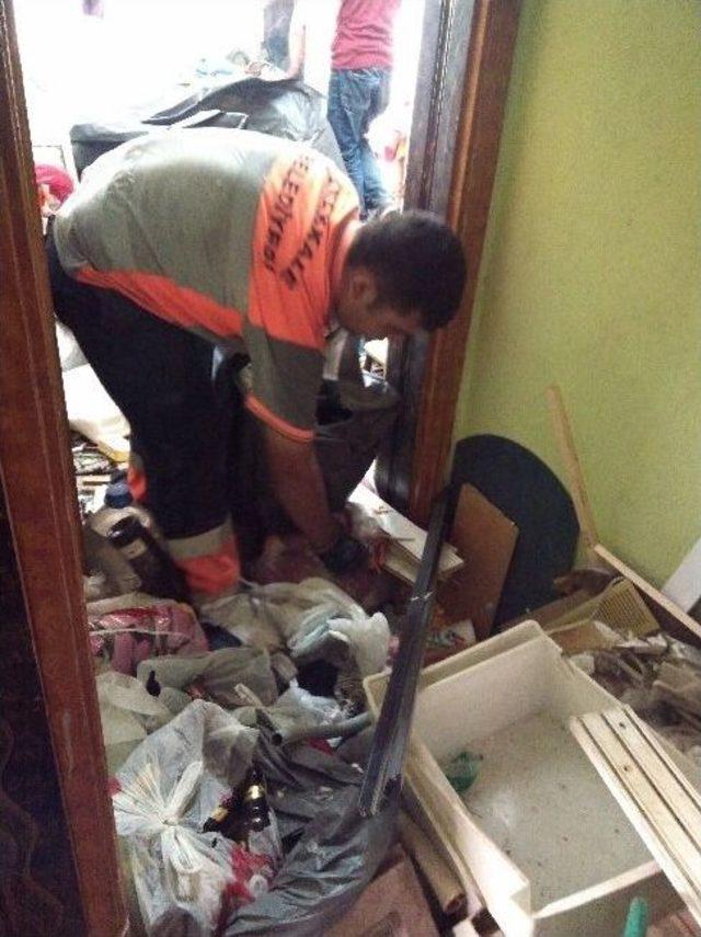 &Ccedil;anakkale&rsquo;de Bir Evden 8 Kamyon &Ccedil;&ouml;p &Ccedil;ıkarıldı 1