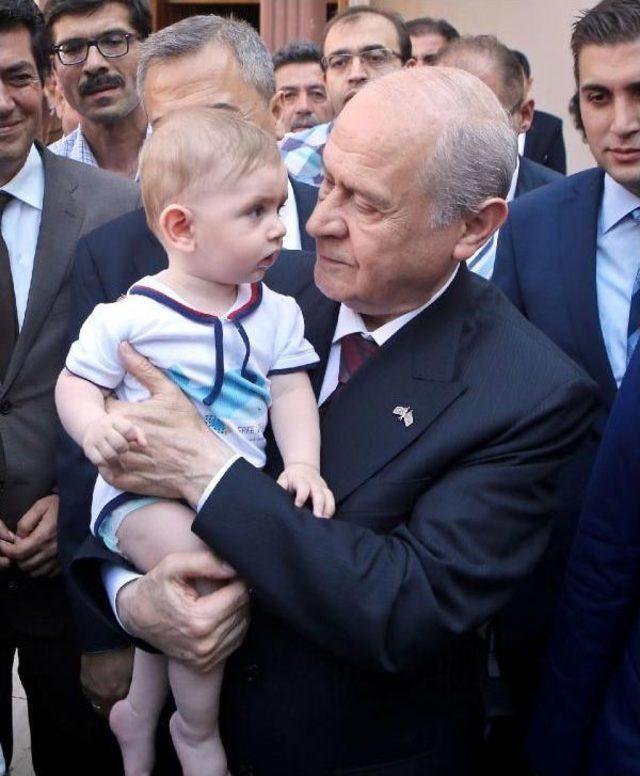 Bahçeli, Elini Öpmek Isteyen Partiliyi Zor Ikna Etti (2)