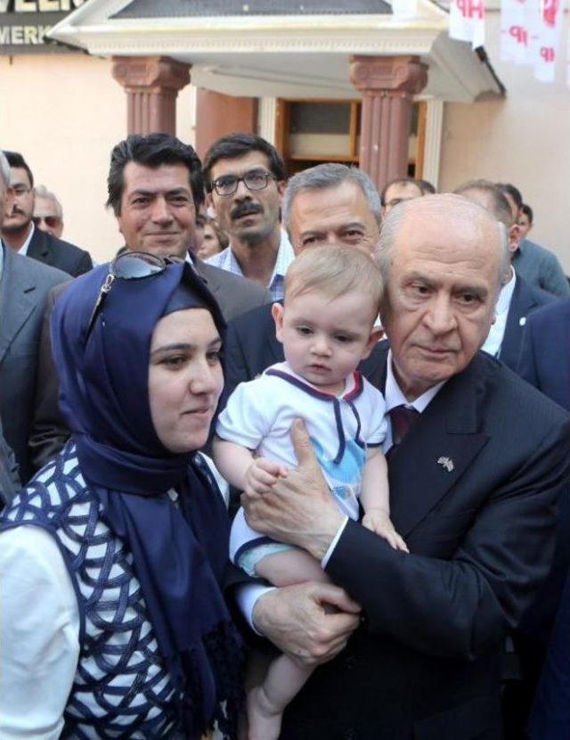 Bahçeli, Elini Öpmek Isteyen Partiliyi Zor Ikna Etti (2)