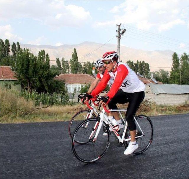 Deprem Gerçeğine Dikkat Çekmek Için Erzurum'da Yalova'ya Pedal Çevirecekler