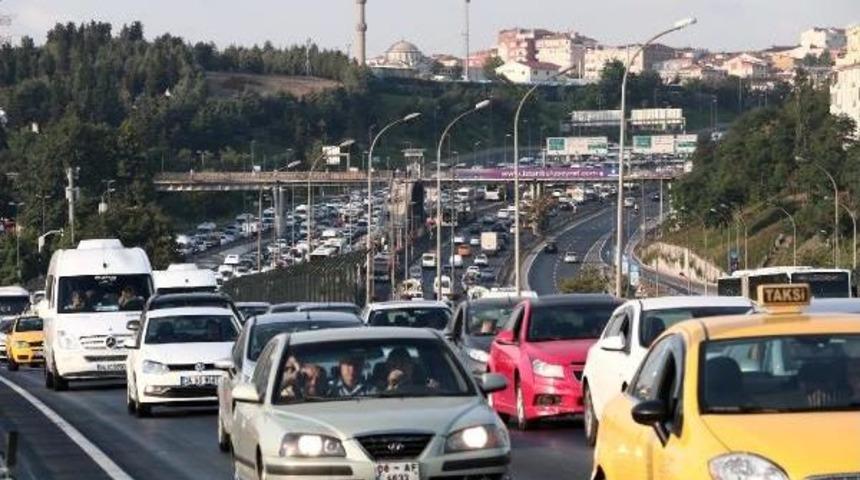 &Ouml;nce K&ouml;pr&uuml;den Sarktı Sonra Denize D&uuml;şt&uuml;