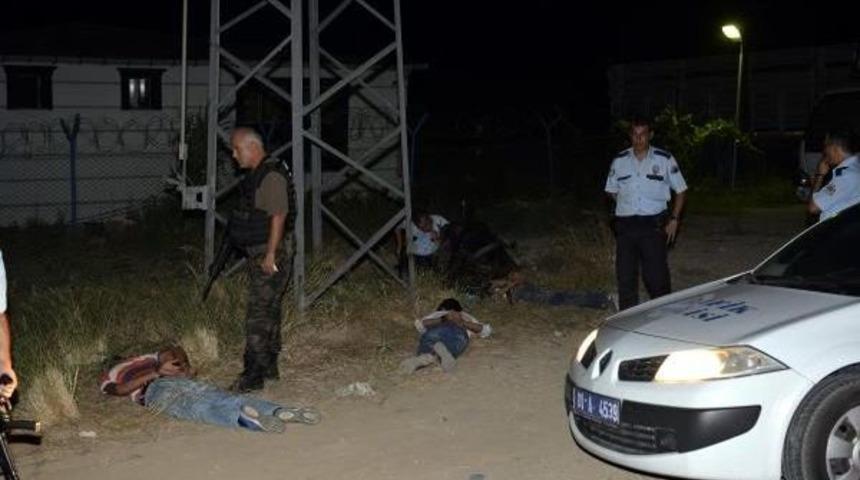 Uygulama Noktasında Kuru Sıkı Tabanca Ile Ateş Eden Ş&uuml;pheliler Polisi Alarma Ge&ccedil;irdi