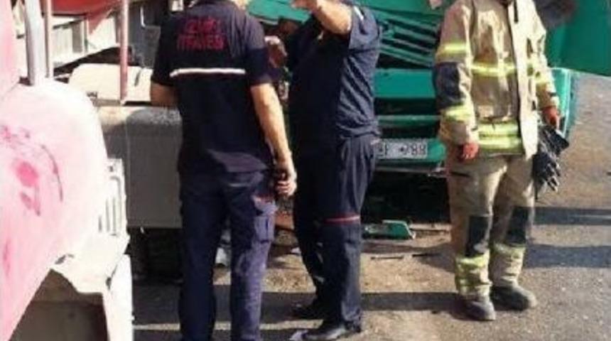 Park Halindeki Kamyona Arkadan &Ccedil;arptı: 1 &Ouml;l&uuml;, 1 Yaralı