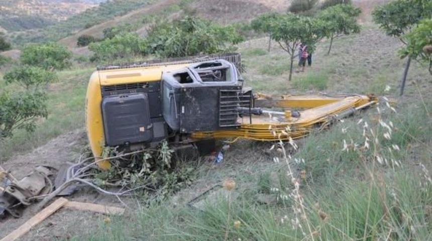 İş Makinesi Y&uuml;kl&uuml; Tır Şarampole Yuvarlandı: 2 Yaralı