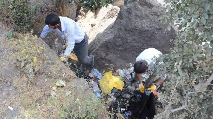 Nemrut Krater G&ouml;l&uuml;&rsquo;nde &Ccedil;evre Temizliği