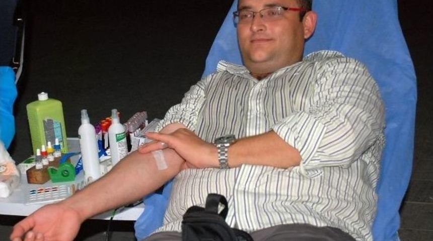 Kızılay Yalı Caddesinde Kan Bağışı Alımlarını S&uuml;rd&uuml;r&uuml;yor