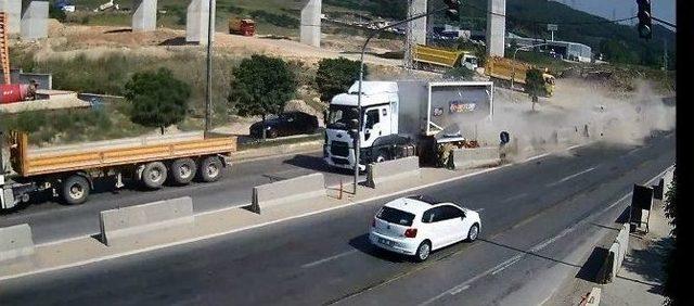 Tır&rsquo;ın S&uuml;r&uuml;klediği Otomobilden Sağ &Ccedil;ıktılar 1