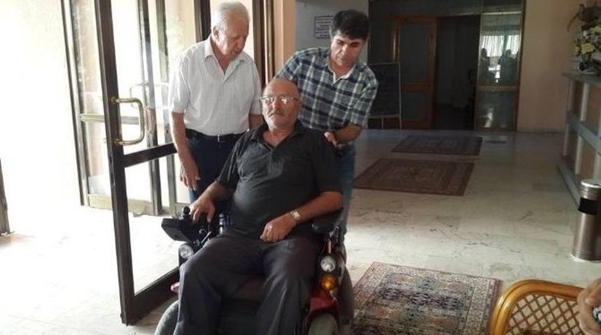 Didimli Hayırseverden Engelli Vatandaşa Ak&uuml;l&uuml; Sandalye Bağışı