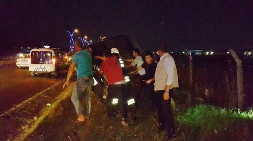 Yan Yatan Ara&ccedil;taki Yolcu Yaralandı