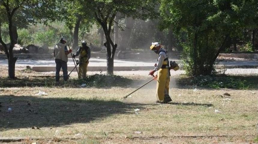 &Ccedil;erkezk&ouml;y Adnan Kahveci Parkı Temizleniyor
