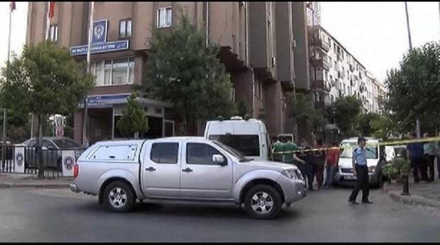 Emniyetin Bah&ccedil;esindeki Poşetten Havai Fişek &Ccedil;ıktı